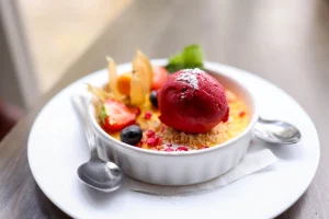 creme-brulee-z-lodami-sposób-podania